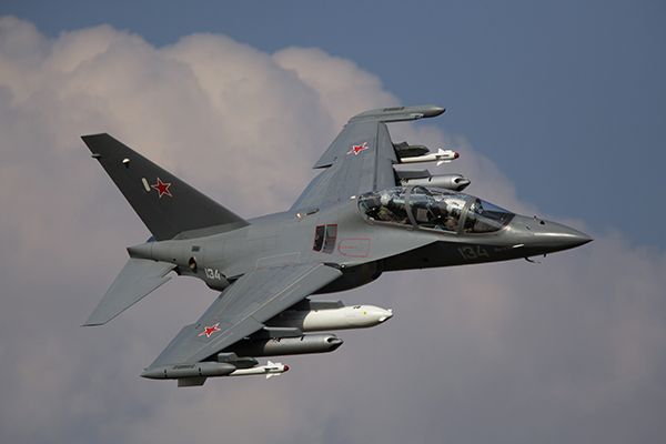 Учебно-боевой самолет ЯК 130 image