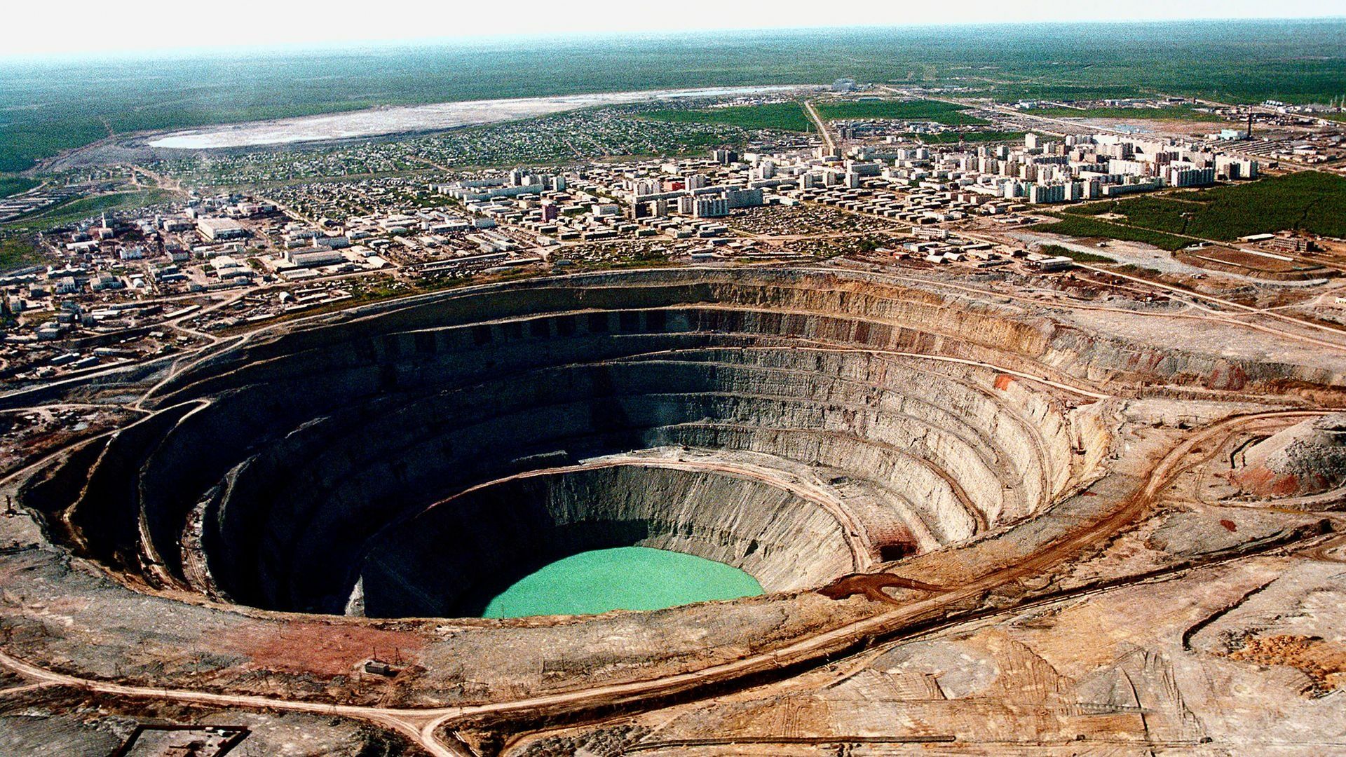 Алмазный карьер «Мир» в Якутии image