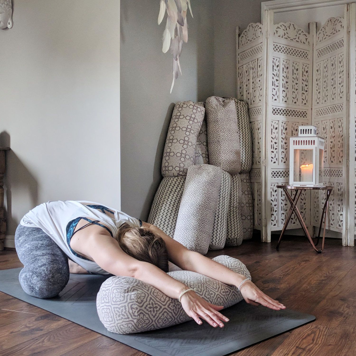 How to Use A Yoga Bolster Pillow? image