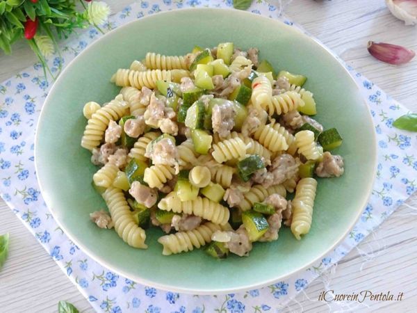 Рецепт. Pasta con salsiccia e zucchine. preview